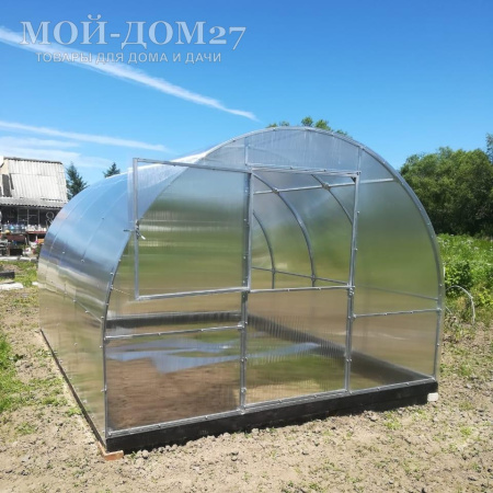 Теплица Сибирская Усиленная 4 метра с поликарбонатом | Мой-Дом27 | Каркас изготовлен из оцинкованной замкнутой трубы 20*20 мм.<br>
 Ширина - 3&nbsp;метра. Высота - 2,1 метра. Длина 4&nbsp;метра.&nbsp;<br>
 Выдерживаемая снеговая нагрузка - 100 кг/м2. Выдерживаемая ветровая нагрузка - до 15 м/с.<br>
 Расстояние между дугами 1 метр.&nbsp;<b>Толщина металла дуг 1,2 мм</b>.&nbsp;Ширина двери 0,96 метра.<br>